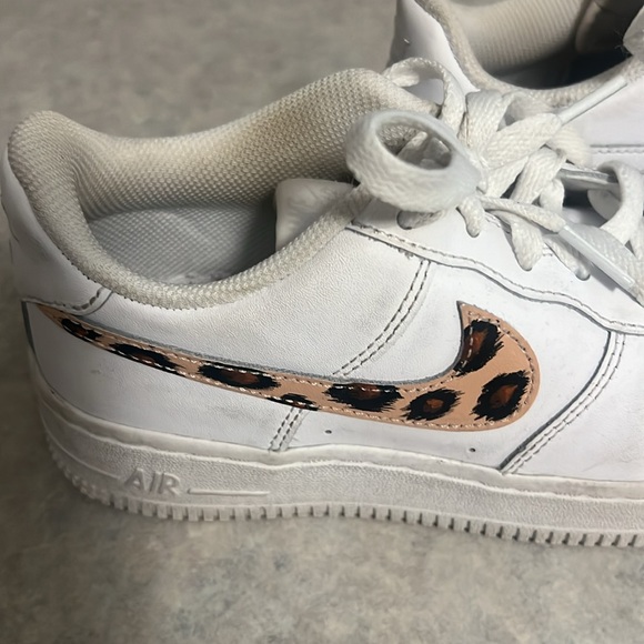 Nike Kids White Air Force 1 with Custom Cheetah Paint Size 3.5Y Same as W 5 - Picture 4 of 6